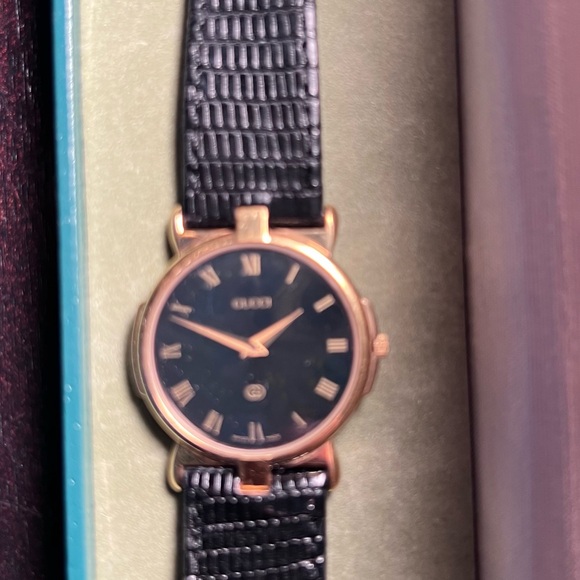 Gucci Gold and Black Leather Watch - Picture 5 of 8